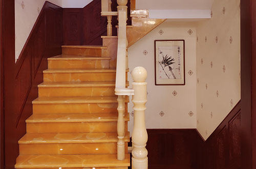 甘孜中式别墅室内汉白玉石楼梯的定制安装装饰效果